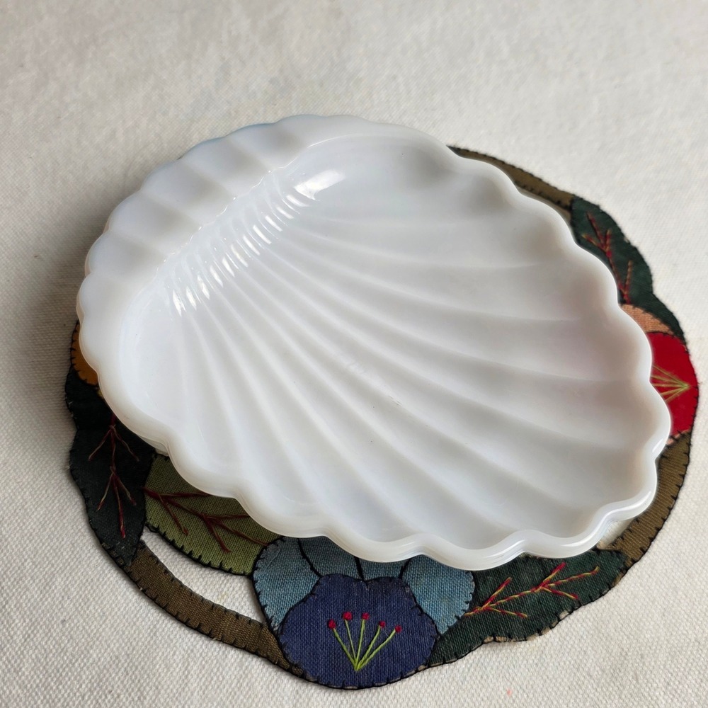 Vintage White Milk Glass Shell‎ Soap Dish Scalloped Trinket Ashtray Coastal